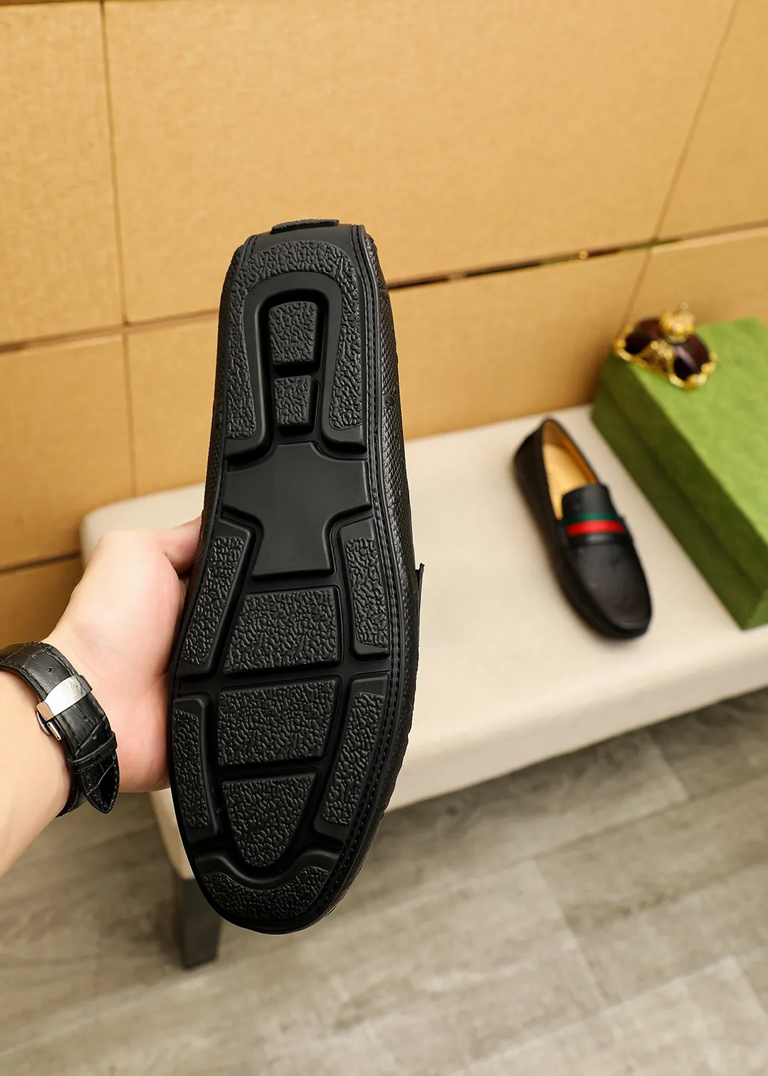 Men's shoes 💰380 💐 Product trademark: GUCCI "Gucci" Doudou shoes Regular size: 38-44 (45.46.47🉑️Customized) Product materials: Selected imported first-layer calfskin embossed upper, imported pig 🐖 leather lining. Strong three-dimensional visual effect, original outsole color: 1⃣️color optional